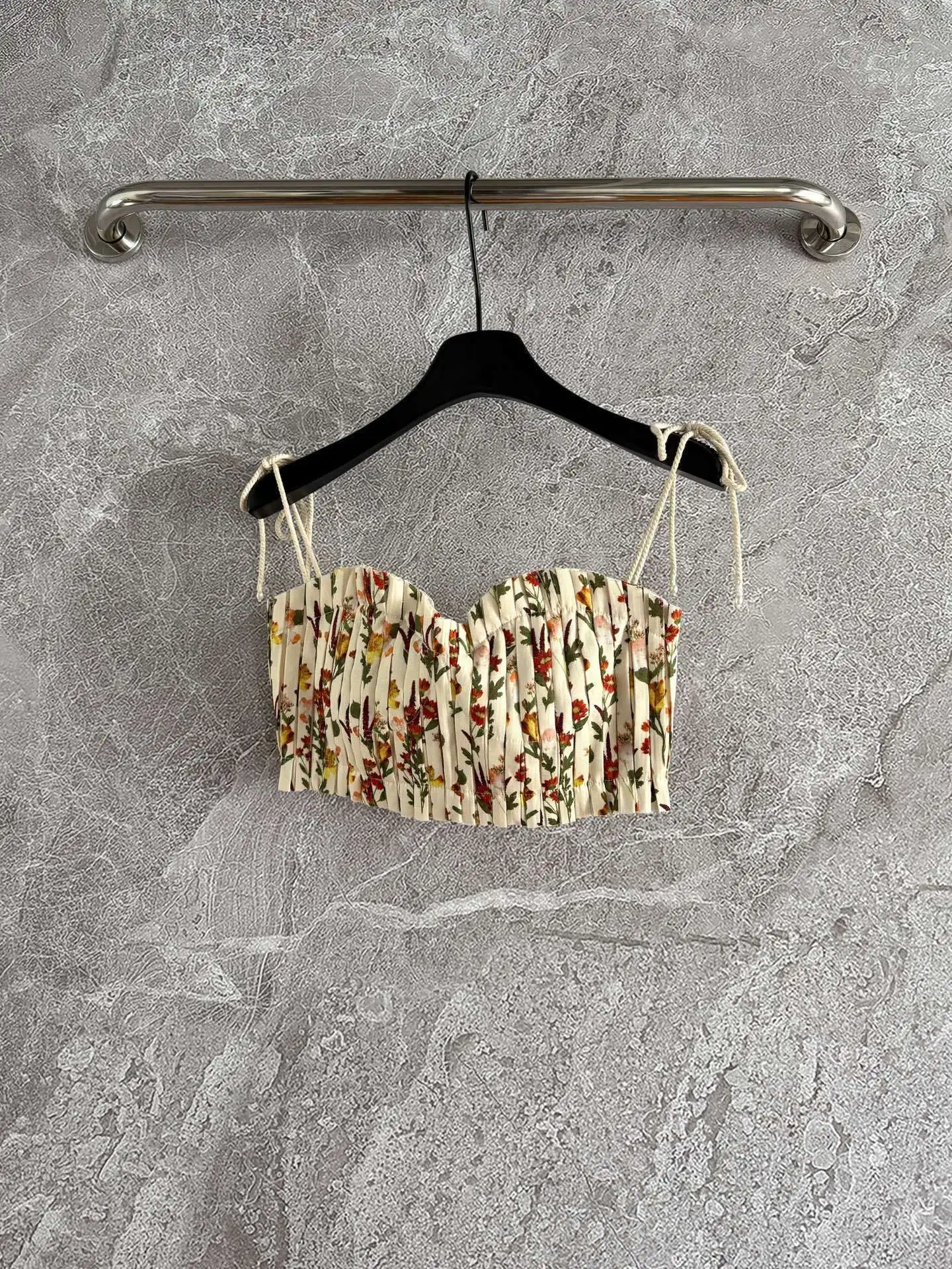 

Новая высококачественная модная женская майка-топ без бретелек из льна с плиссированным цветочным принтом в отпускном стиле 2026 года