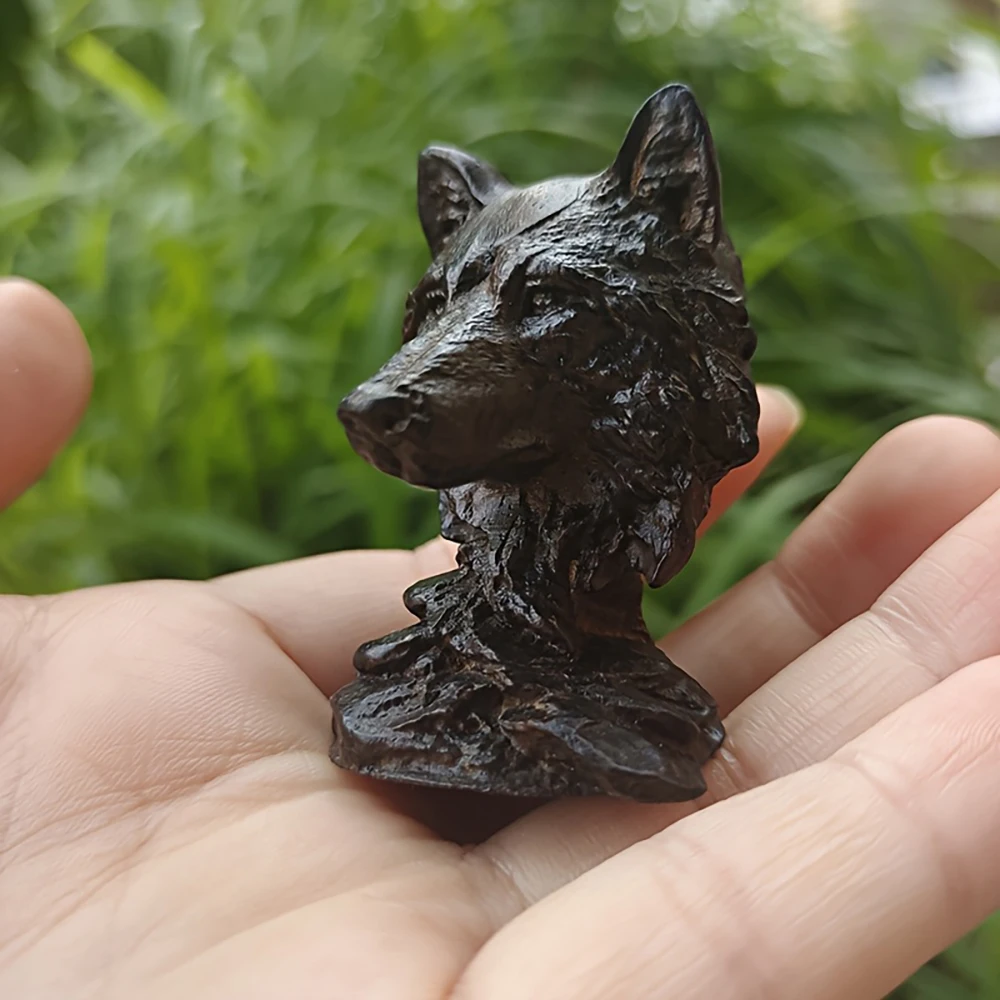 Minimalist three-dimensional wood-carved wolf head ornament, showcasing natural solid wood texture, suitable for decoration in both the entryway and study, a carrier of abstract aesthetics for modern spaces