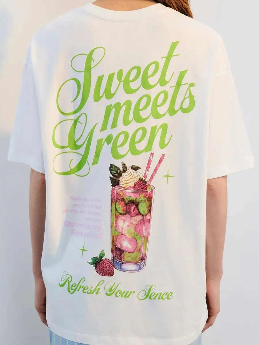 Camiseta de algodón extragrande con estampado de batido de fresa "Sweet Meets Green" | Camiseta con gráfico estético de frutas frescas, top lindo de verano para la playa