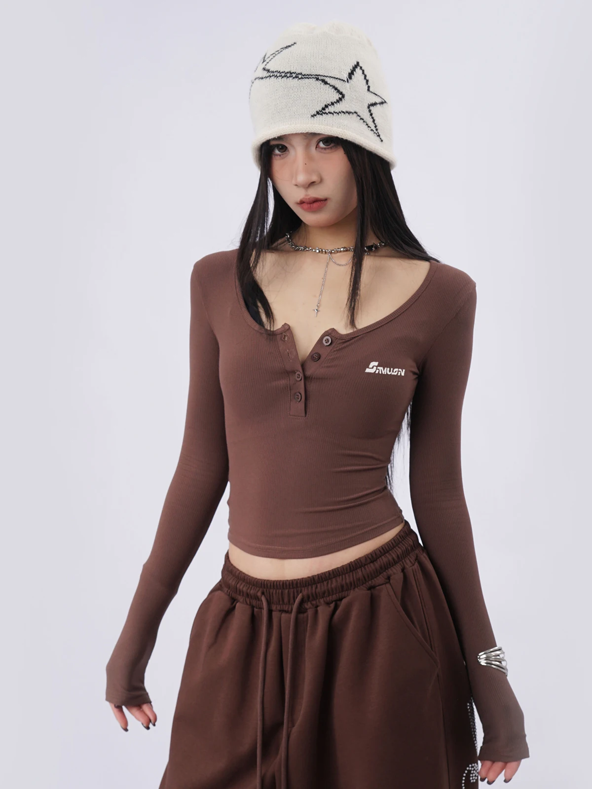 

Retro American Embroidered Henry Collar Long Sleeve T-Shirt Spring Fashion Design Slim Fit Short Knitted Jazz Top for Women