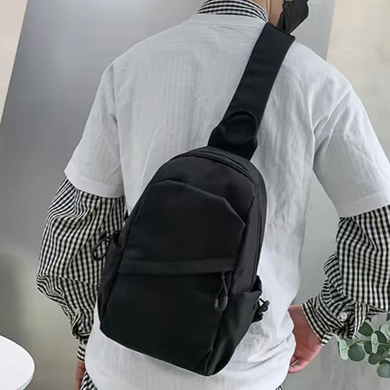 Borsa da petto funzionale da donna e da uomo in stile neutro, adatta per gite d'affari. Materiale in puro nylon nero.