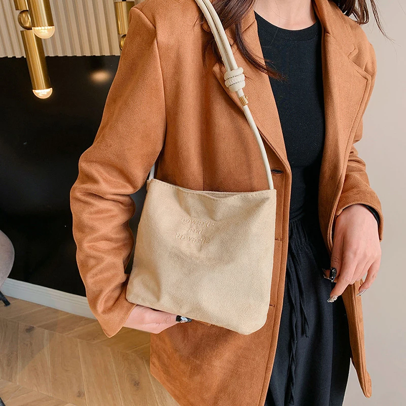 Damen-Handtasche aus Wildleder mit großer Kapazität und Buchstabenmuster, magnetische Schnalle, Samt, PU-Unterarmtasche im Retro-koreanischen Stil – Detail 9