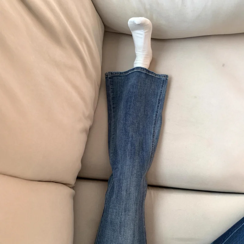 جينز نسائي جديد لخريف 2025 عالي الخصر متوهج يظهر مظهر نحيف للجسم على شكل كمثرى مع مرونة