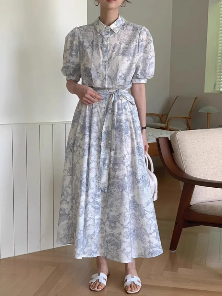 Sukienka damska w stylu retro z nadrukiem tuszem, letnia, z kołnierzykiem, wiązana w talii i z krótkim rękawem.