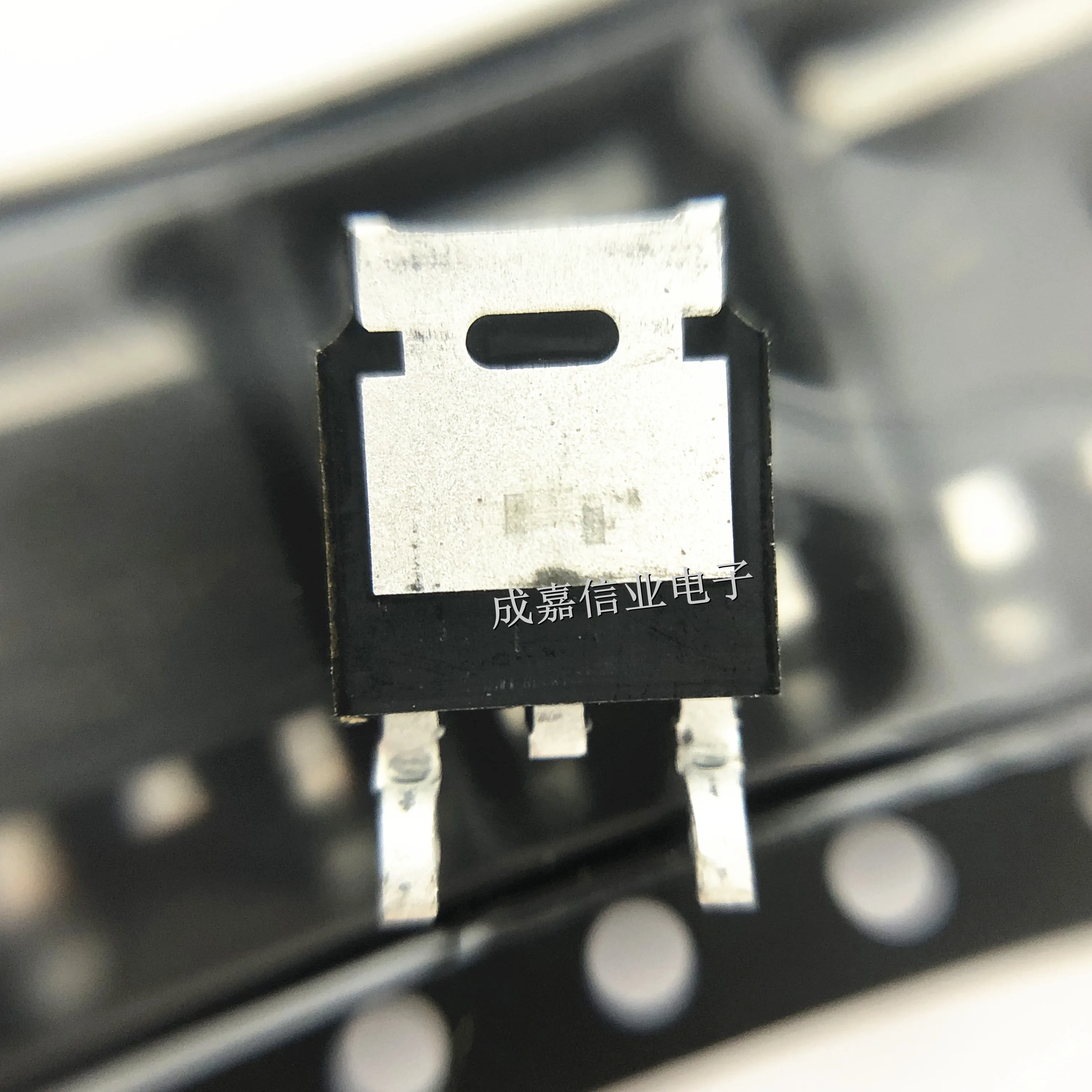 10pcs/Lot SM1A33PSUC-TRG TO-252-2 MARKING;SM1A33PS  P-channel Field-effect Transistor (MOSFET) 49mΩ 100V 38A