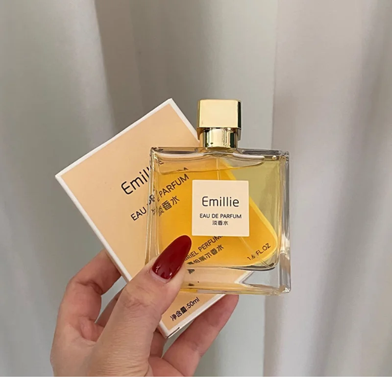 

Роскошная унисекс туалетная вода с цветочно-фруктовым ароматом и древесными нотами: яблоко, роза, цитрус, финик. Стойкий аромат для ежедневного использования.