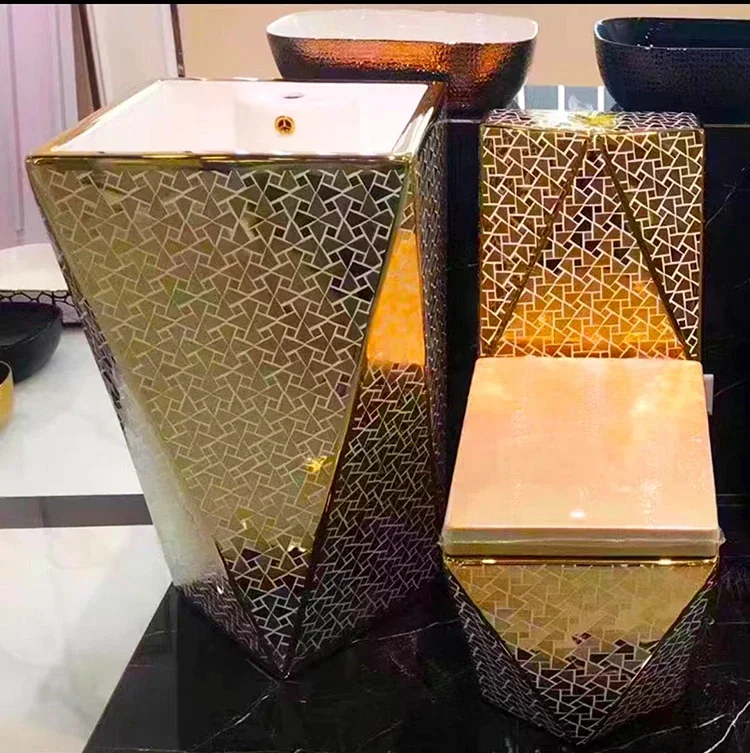 Toilettenset mit goldenem Becken