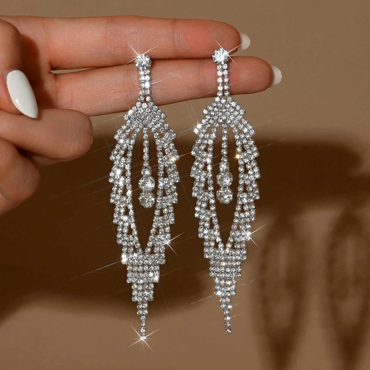 1 Pair of Fashionable Tassel Style Feather Ear Accessories Suitable for Women Shopping and Gatherings