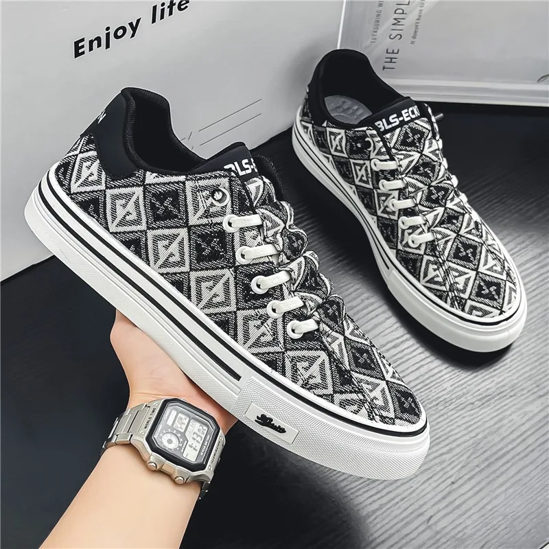 2024New Embroidered Canvas Shoes Luxury Print Flats Commuter Daily Casual Shoes Breathable Walking Shoes Versatile Vulcanized