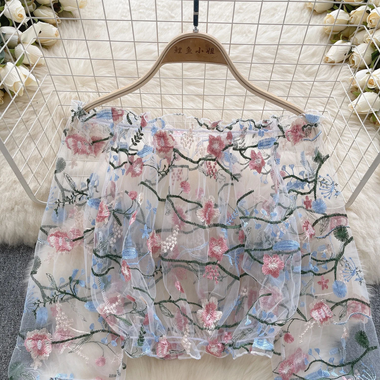 Um ombro tule bordado sheer topos verão nova moda feminina na moda flor solta manga longa puff curto renda topo feminino