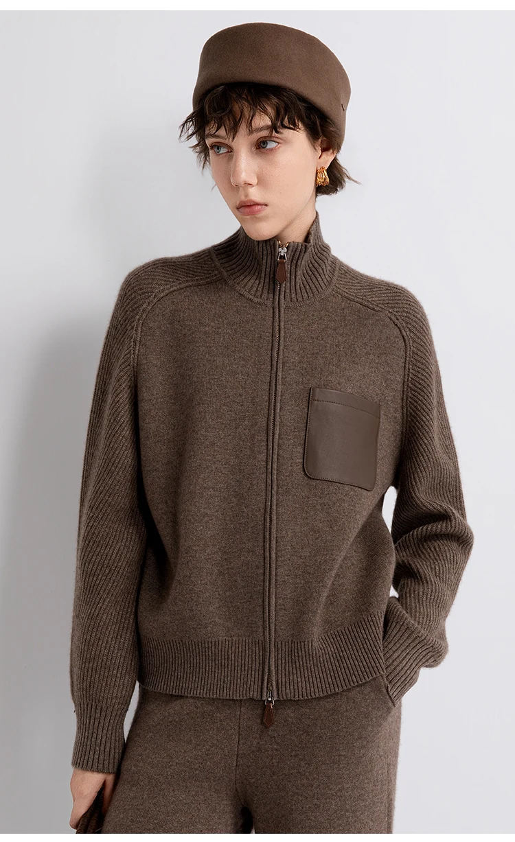 TY862152 Damen-Strickjacke aus Wolle-Kaschmir-Mischung mit Stehkragen und Reißverschluss, 100% Lammfell, Brusttasche, gerippter Saum, LP Quiet Luxury Herbst – Detail 10