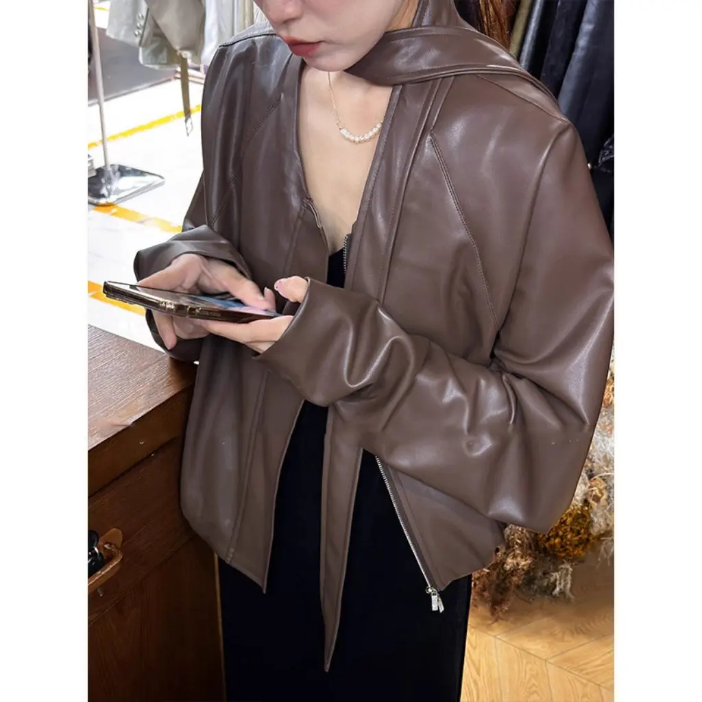 Damska krótka skórzana kurtka w stylu koreańskim, luźny krój z ozdobnymi wstążkami, nowa jesienna niszowa moda, odzież wierzchnia.