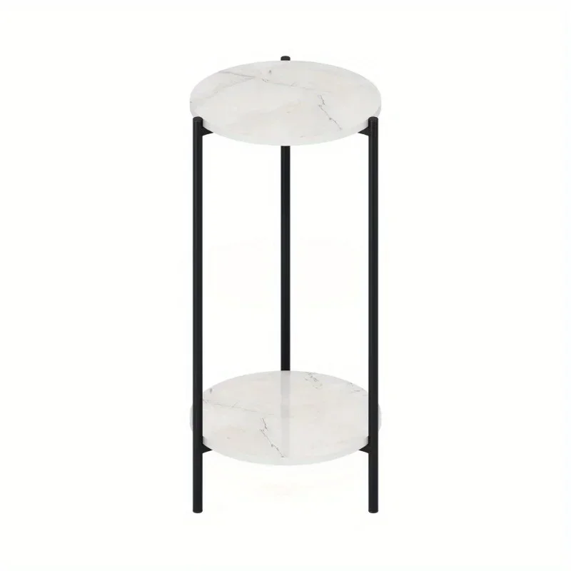 طاولة جانبية مستديرة حديثة ذات طبقات مزدوجة باللون الأبيض الرخامي مع أرجل معدنية قوية وتصميم أنيق مبسط. طاولة جانبية