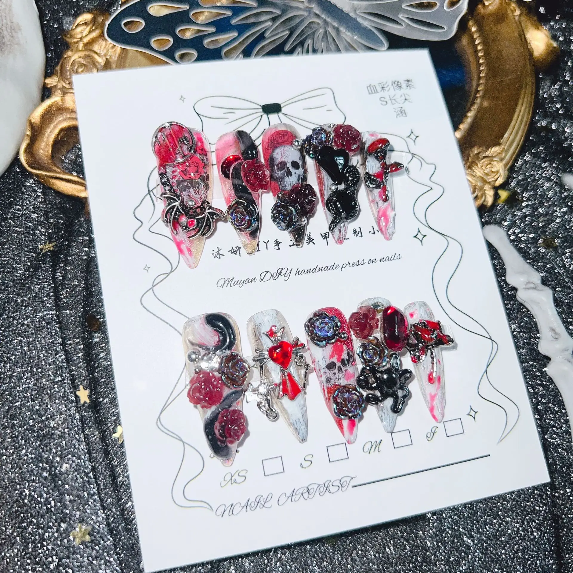 เล็บปลอมลายกอธิคพิมพ์ลายพิกเซล พร้อมลายแมงมุมโลหะ หัวกะโหลก กุหลาบ หลายขนาด สีแดงเลือด ดำ ลายหัวกะโหลก กุหลาบ แมงมุมโลหะ