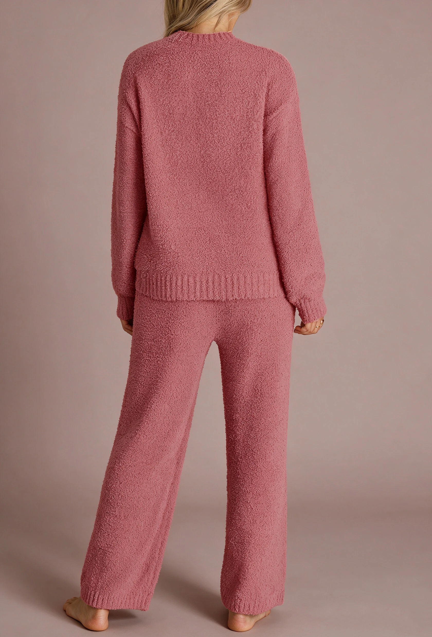 Women's pure-color pajamas set, featuring a soft and comfortable top paired with pocketed pants, ideal for spring and autumn
