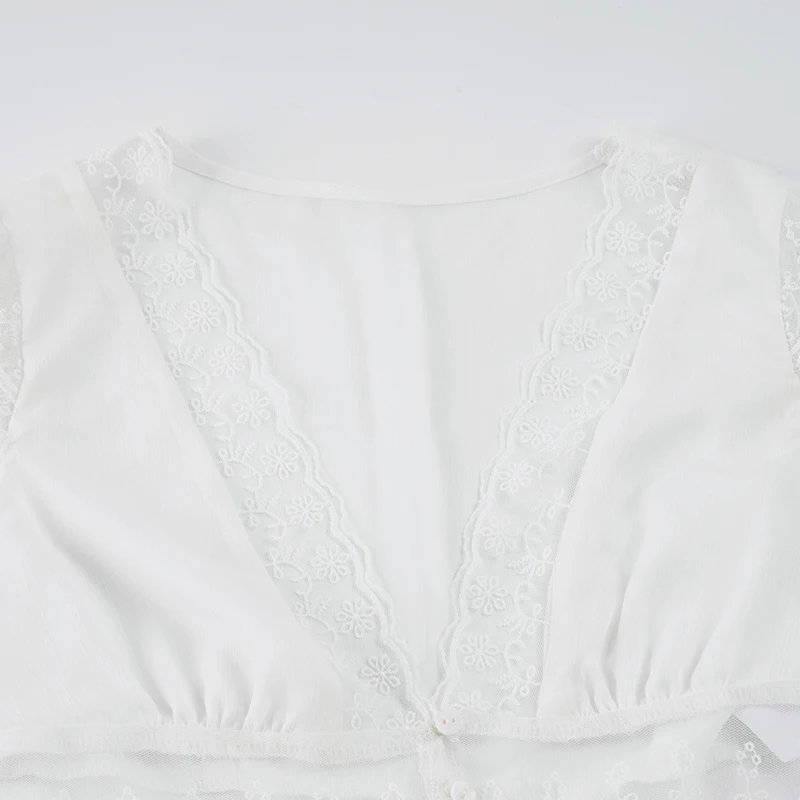 SUCHCUTE Vintage Fairycore weißes Spitzen-Oberteil, durchsichtig, Damen, V-Ausschnitt, kurze Puffärmel, Knopfleiste, Rüschensaum, Y2K Crop Top, schick – Detail 6