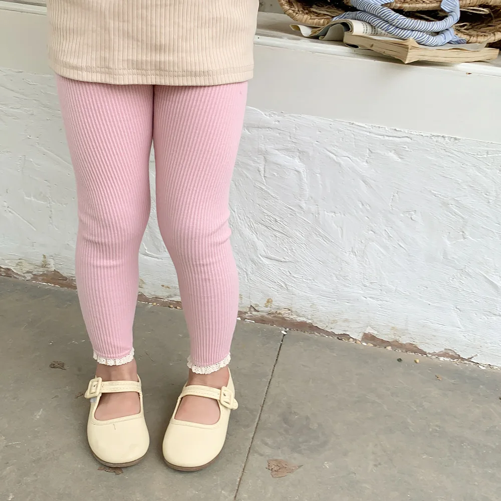 เลกกิ้งเด็กผู้หญิงฉบับภาษาเกาหลี2024ใส่ในฤดูใบไม้ผลิเสื้อผ้าเด็กมีสไตล์กางเกงกระชับรูปร่างกางเกงลูกไม้สำหรับเด็กทารกอินเทรนด์