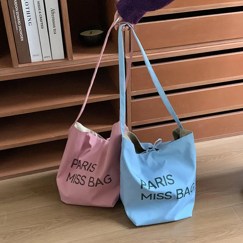 Fotografia 3: Uma bolsa crossbody multicolorida para primavera e verão, uma bolsa para compras, uma bolsa de ombro de grande capacidade para deslocamento