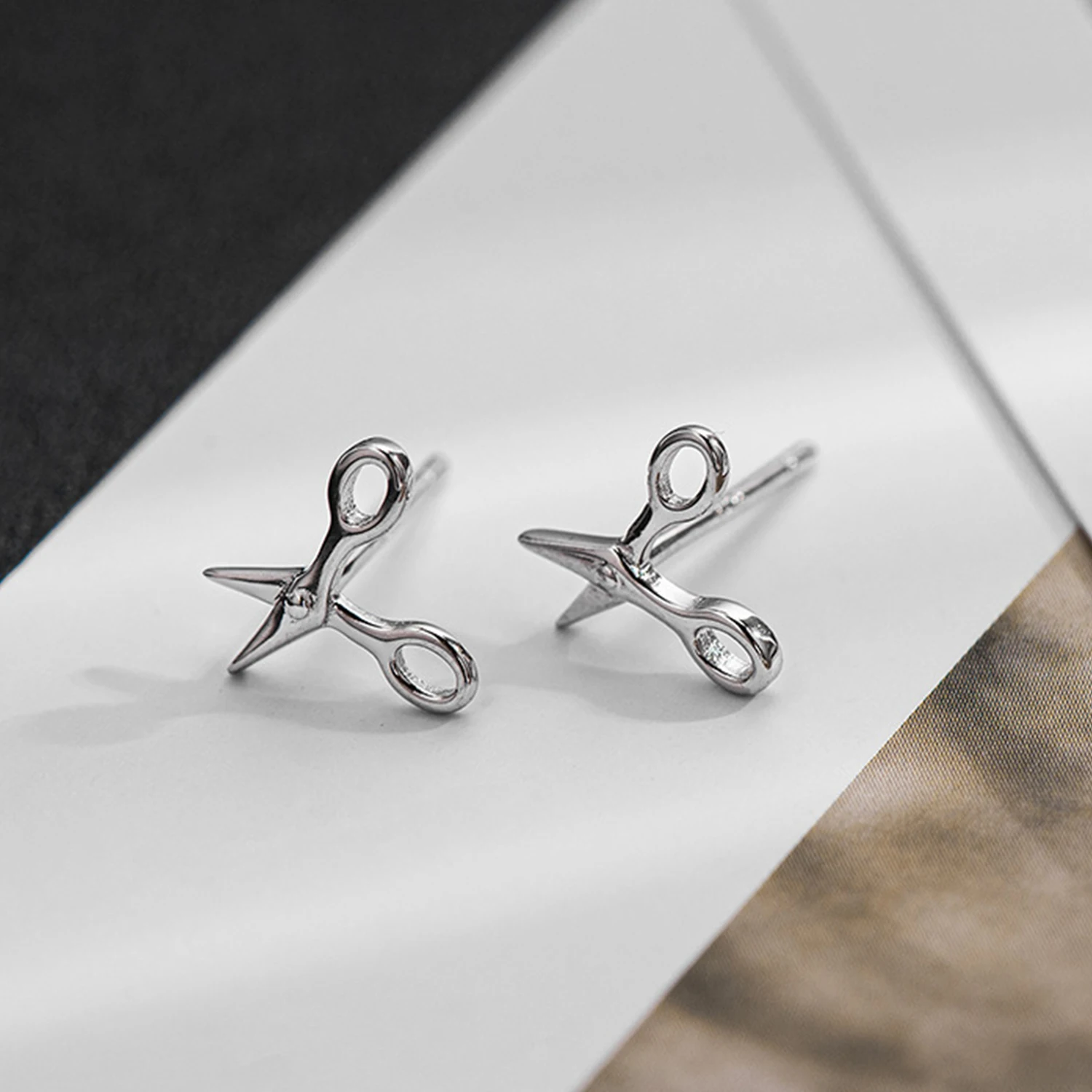 1 Pair Scissors Shaped Stud Earrings sliver Color Fashion Women/Men Punk Ear Stud Gift Jewelry Accessory