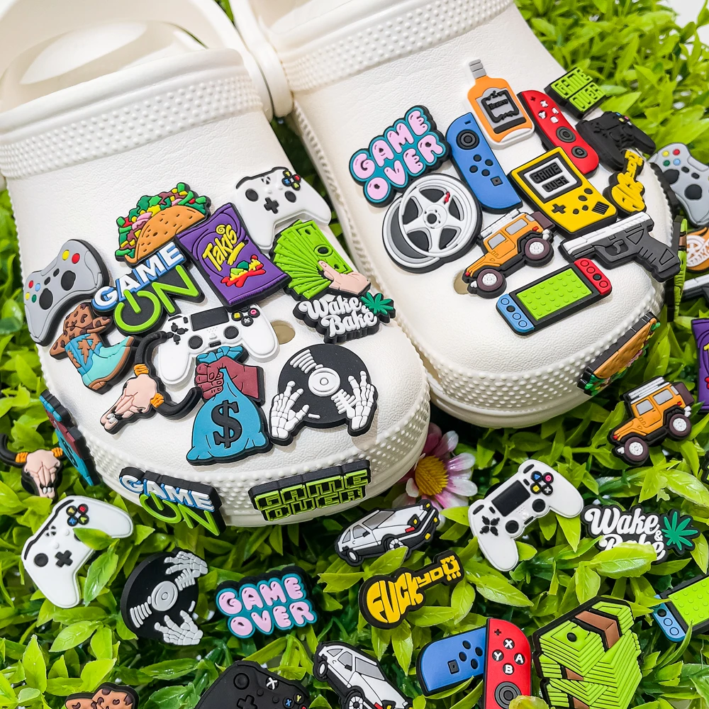 50 stücke Kapuze Stil Schuh Charms für Männer Schuh dekorationen Pins für Kinder Jungen bevorzugen Geschenke Gamepad Marihuana Auto Pistole Clog