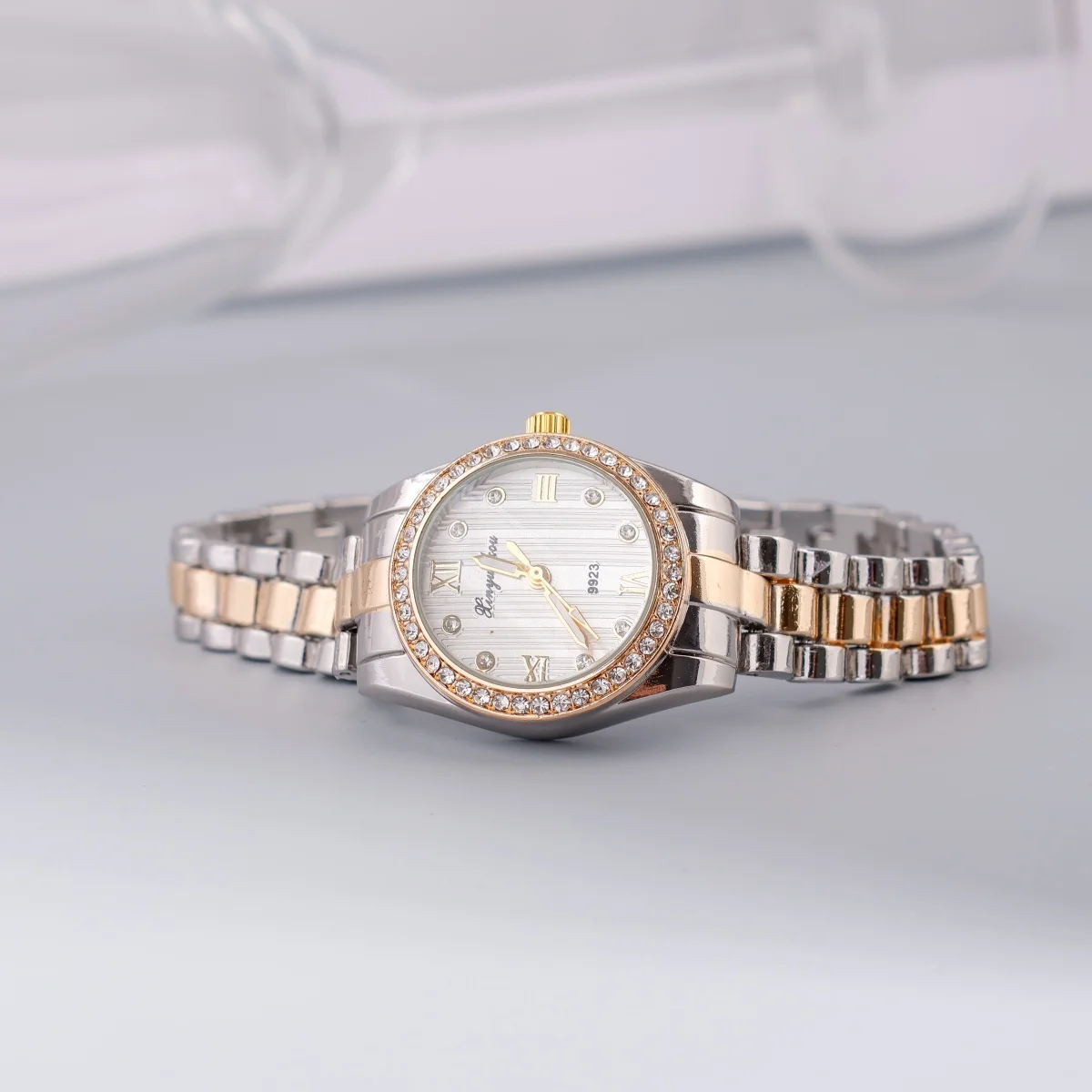 ساعة نسائية أنيقة وبسيطة وبسيطة ومينا دائرية مرصعة بحجر الراين وسوار ذهبي وفضي أفضل هدايا العيد وإكسسوارات المجوهرات