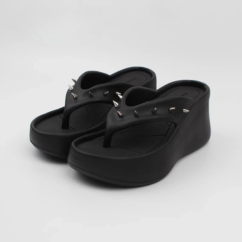 

rivet flip-flops for women for summer wear, thick sole, super high heels, non-slip, fashionable and versatile beach sandals