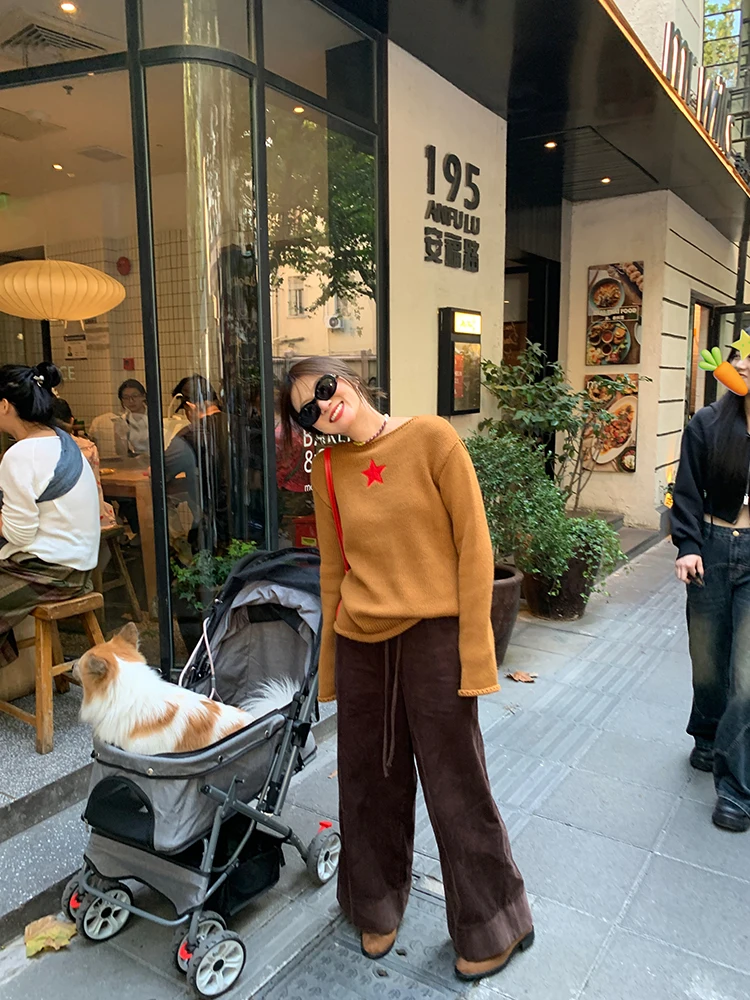 Brązowe sztruksowe spodnie damskie z szerokimi nogawkami, luźny krój, styl retro, wysoki stan, bawełna 100%, moda do pracy.