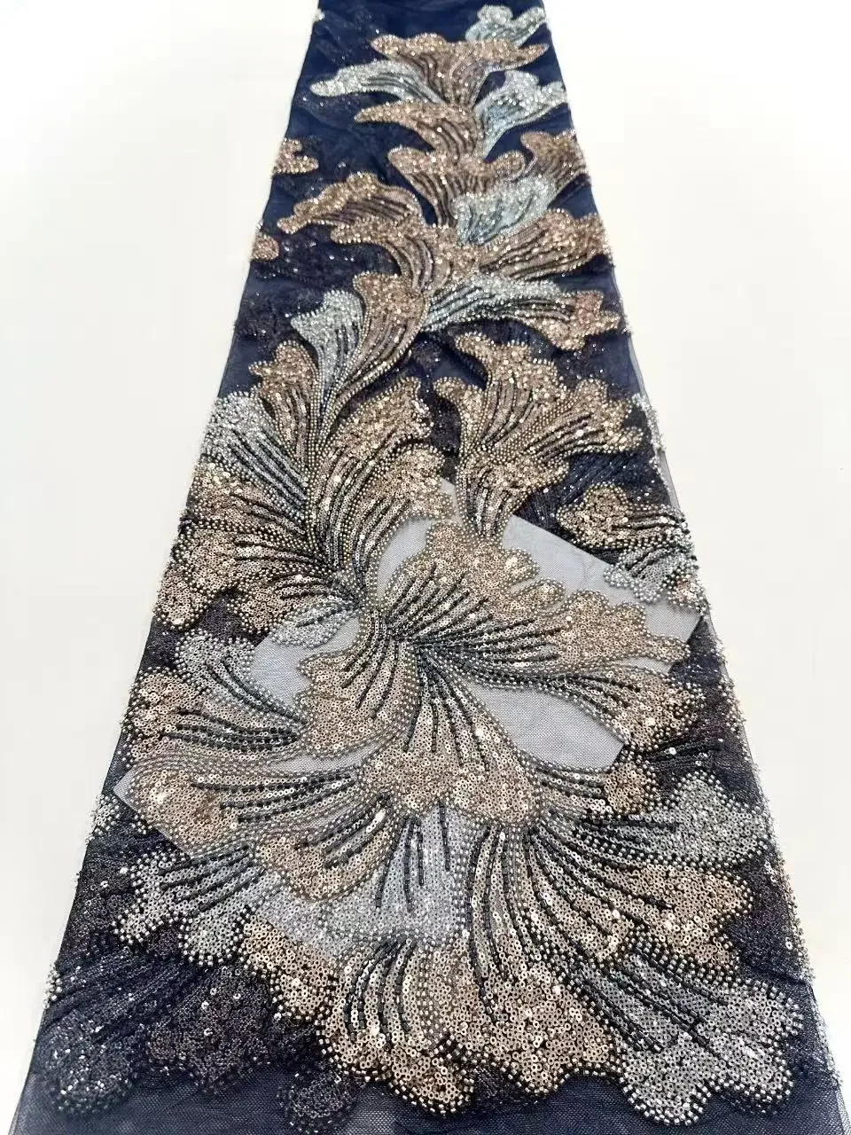 Сшитая роскошной французской кружевной ткани с блестками, африканской вышивкой жениха из бисера, нигерийским и качественным платьем.