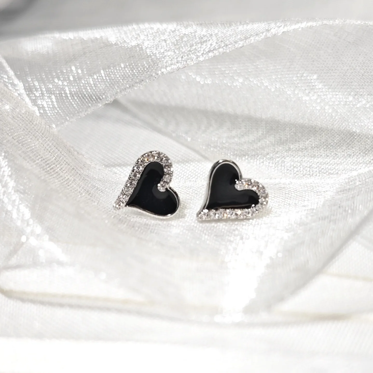 

Sweet and Cool Black Peach Heart Earrings Women's Light Luxury Niche Versatile Love Earrings