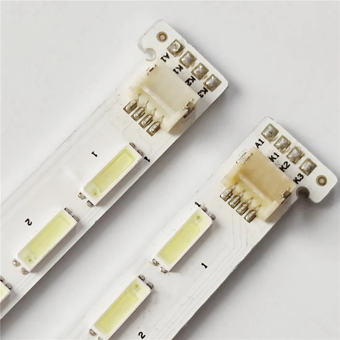 LED Backlight Strip 48โคมไฟสำหรับSkyworth 39 ''TV 2011CSR390_7020_RIGHT48_REV1.0 53GT-AZ390V700 39E61HR SEL390V7-S00D