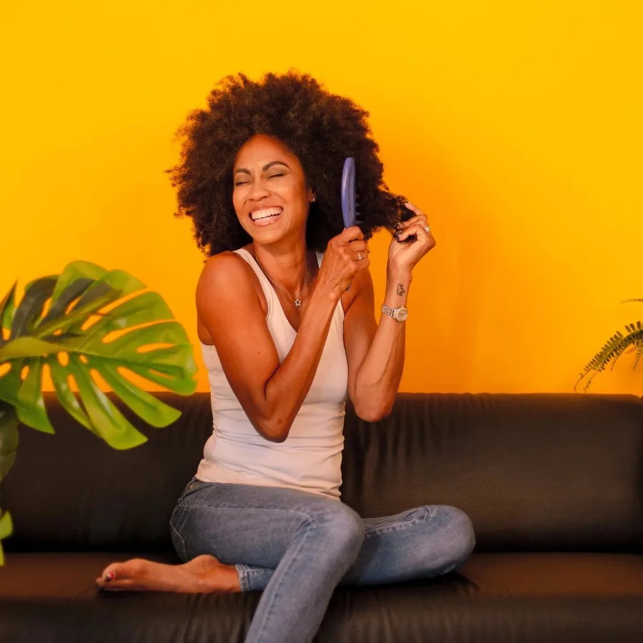 幅広の歯のヘアコーム、グラファイト、ハンドルの先端が尖っていて、髪を分けたりセクションにしたりできます。