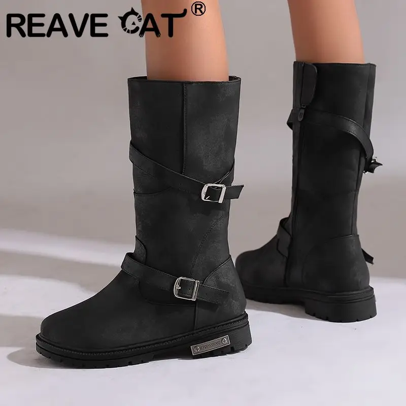 

REAVE CAT 2025 Модные женские ботинки до середины икры с круглым носком на толстом каблуке 4 см, застежка-молния, пряжка ремня, большие размеры 46 47 48 Повседневная обувь для отдыха