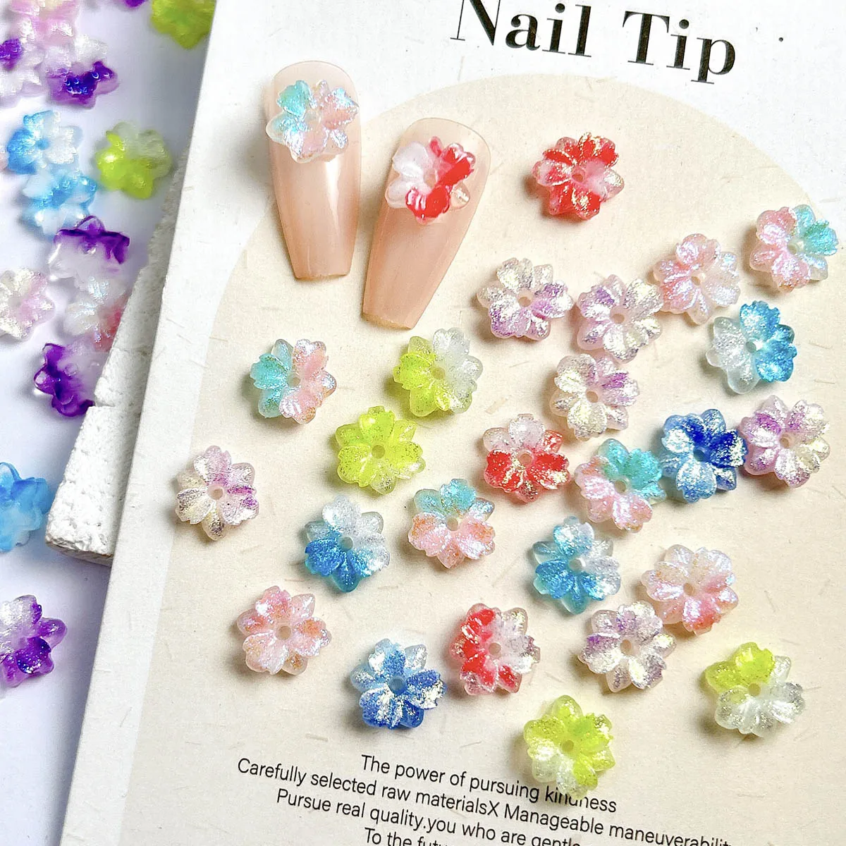 Farbverlaufsfarbene perforierte Blumen-Nagel-Charms, kreativ, fein funkelnd, leuchtende Blüten, Kunstharz, Nagelkunst-Dekorationen, DIY-Nägel