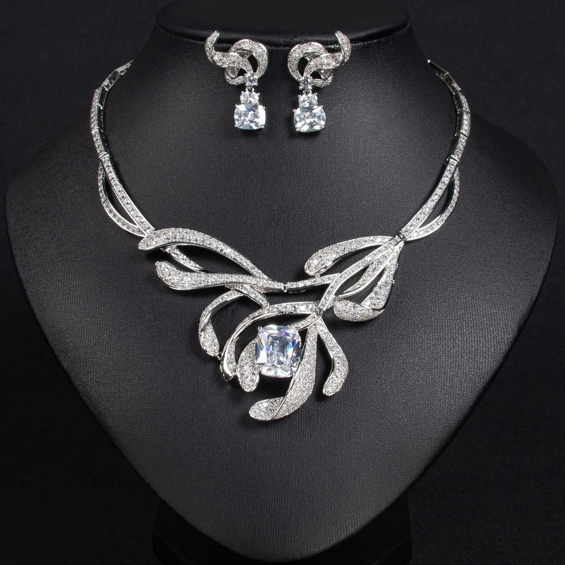 

Light luxury new diamond-encrusted small daisy zircon necklace girls versatile high-end sense fashion collarbone chain set does