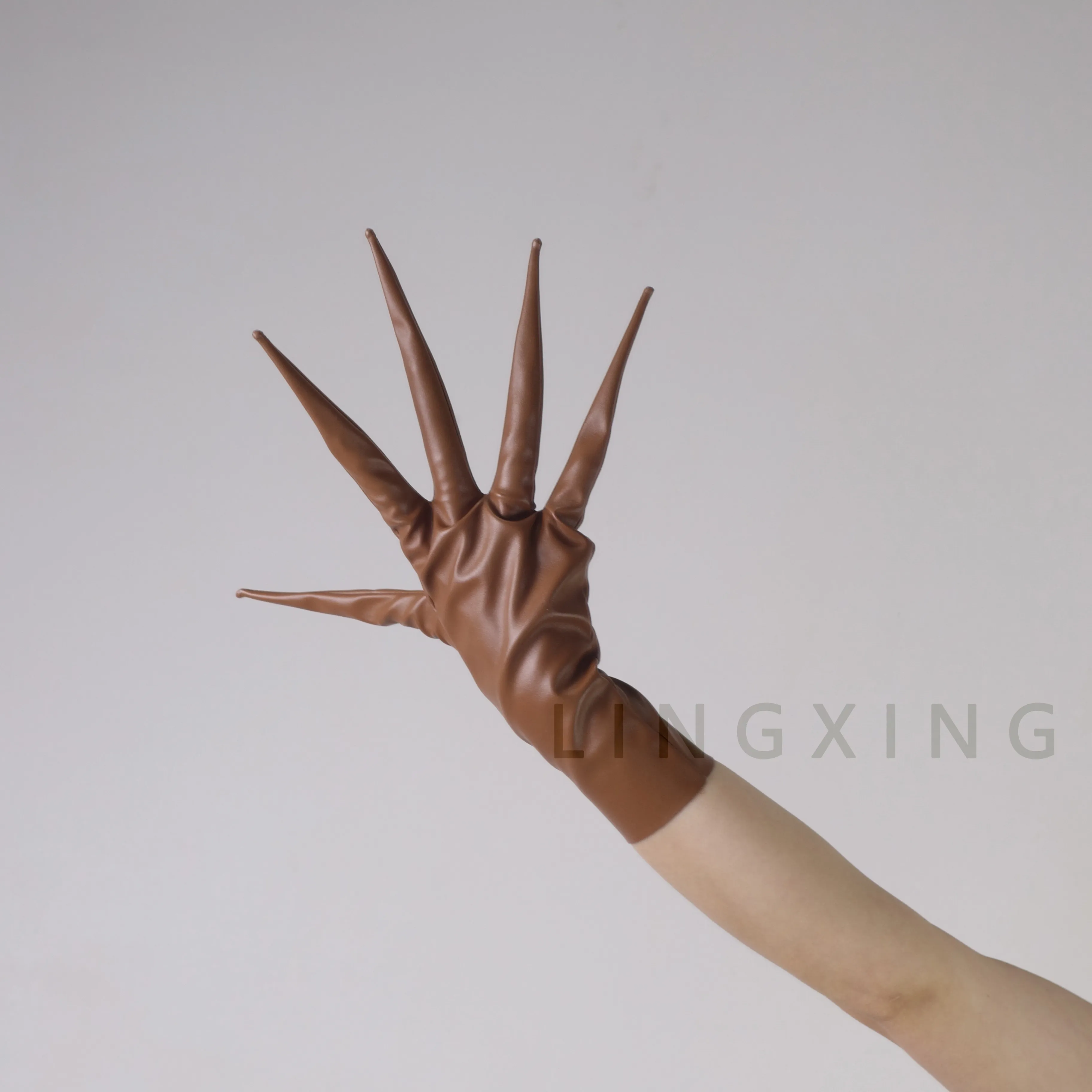 35 cm 14 Zoll spitze Fingerhandschuhe aus patentiertem Kunstleder PU mit langen Spikes an den Schultern, Armwärmer, glänzend schwarz, Pfoten-Drachenknöchel-Design – Detail 32