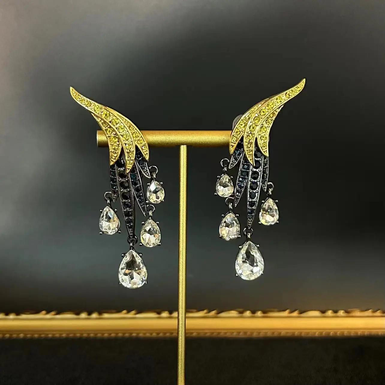 

Retro Heavy Industry Electroplated Diamond Set Zircon Double Color Wing Ear Clip