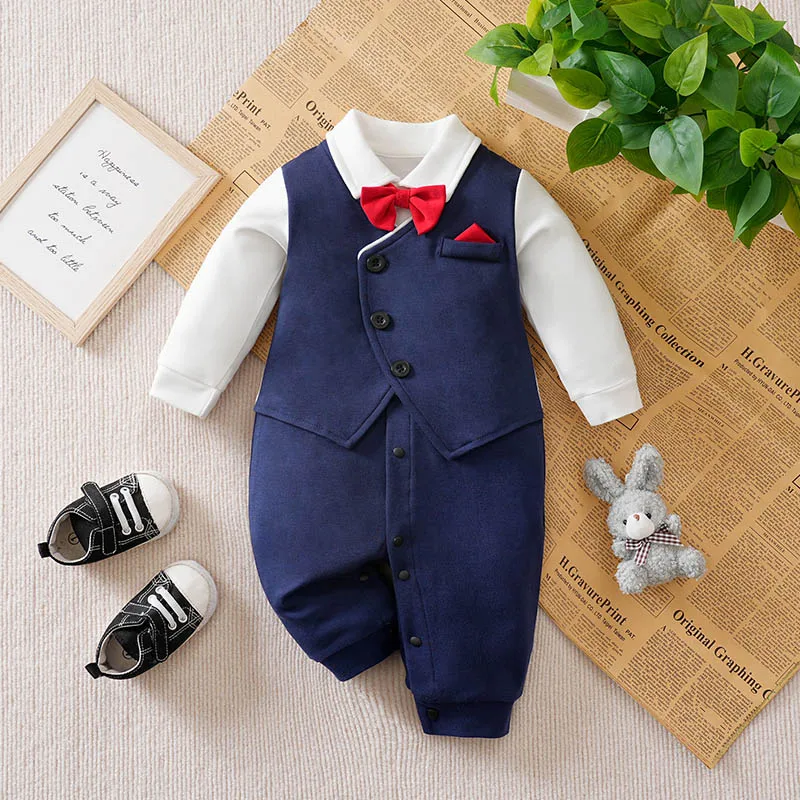 

Мягкий хлопковый комбинезон для младенцев в стиле джентльмена, темно-синий, с имитацией двухслойного жилета и красным галстуком-бабочкой, с длинными рукавами, удобный и мягкий