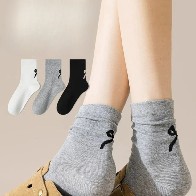 3 Paar Damen-Frühlings-Herbst-Anti-Geruch-Schweißabsorbierende Mid-Tube-Socken aus reiner Baumwolle mit süßer Schleife, einfache Freizeitsocken