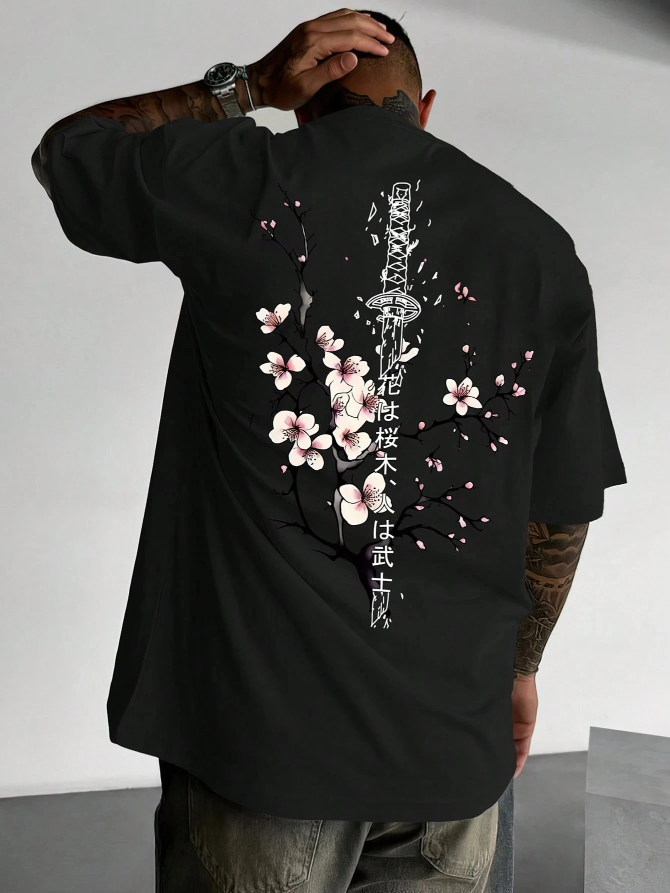 الرجال فضفاضة تناسب جولة الرقبة الكاكي تي شيرت مع غمد السيف الياباني تصميم ملابس للرجال أزياء عارضة قصيرة الأكمام تي شيرت