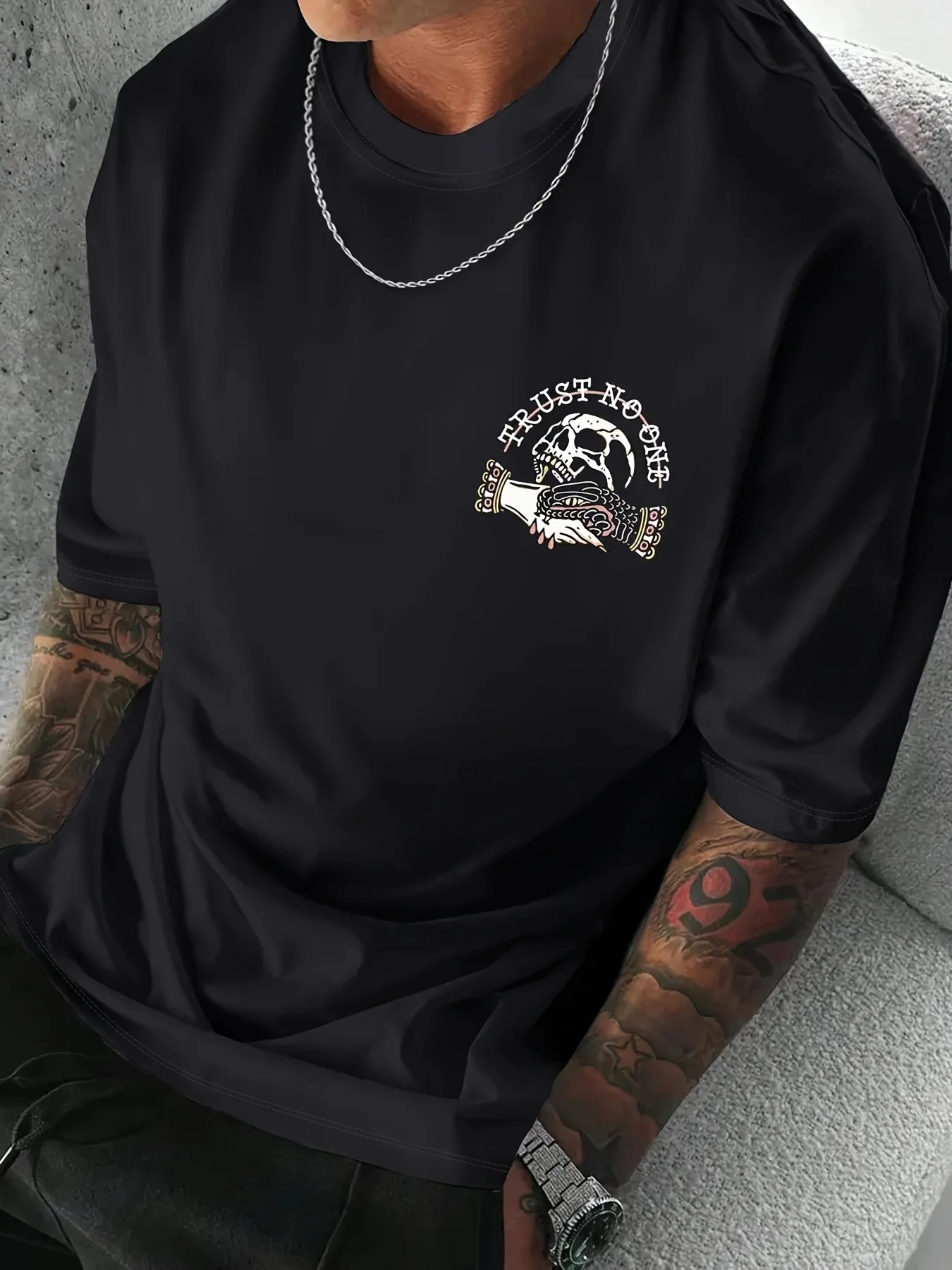 T-Shirt mit Totenkopf- und Hand-Tattoo-Grafik auf der Rückseite für Herren, aus 100 % Baumwolle, perfekt für den Sommer-Streetwear-Stil. – Detail 4