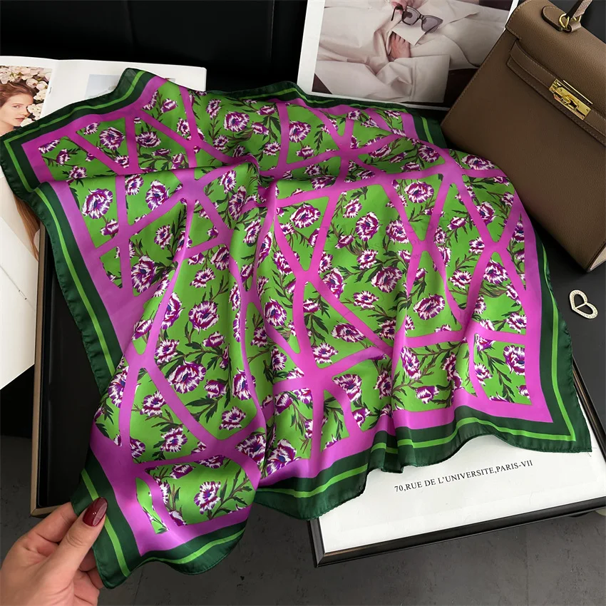 Sciarpa quadrata stampata floreale verde da 27,5 pollici Sciarpa decorativa in raso sottile elegante Foulard antivento per protezione solare primavera estate