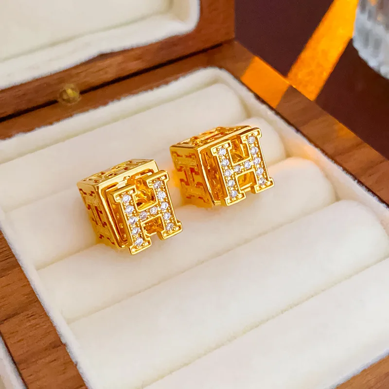 أقراط مجوفة بأحرف مربعة من الزركون للسيدات - أقراط بأحرف مربعة - أقراط مجوهرات بتصميم عصري وفاخر