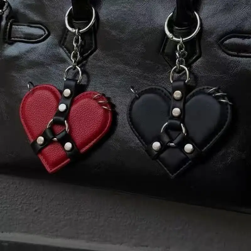 Modischer Y2K Nieten-Herz-Taschenanhänger Punk Gothic Leder-Herz-Schlüsselanhänger Schwarz Rot Taschenanhänger – Detail 5