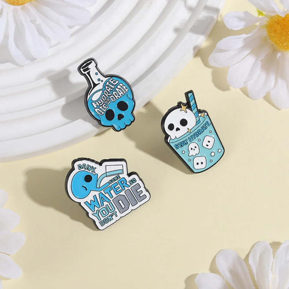 هيدرات يموت عن طريق الفم المينا دبابيس زجاجة الكرتون الجمجمة مياه الشرب شارة معدنية الملابس والاكسسوارات بروش هدية للأطفال صديق