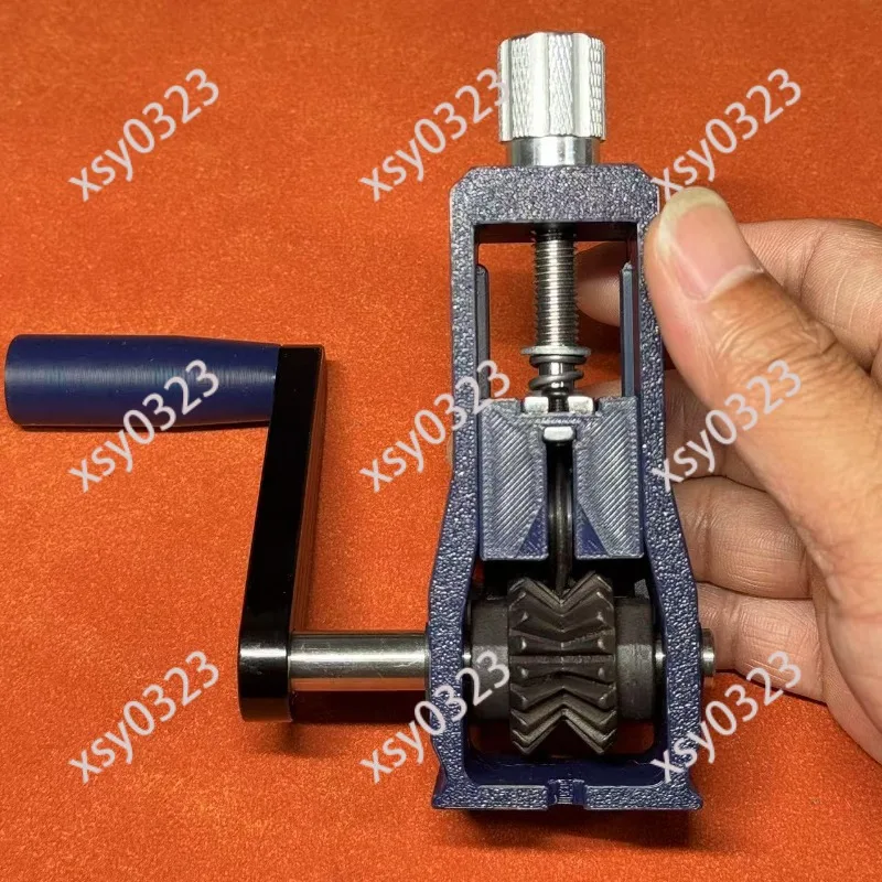

The small wire stripping machine can be connected to the wire stripper for peeling waste wires with electric drills