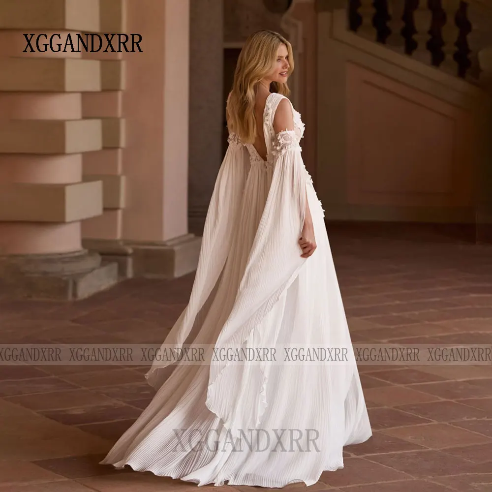 Elegancka suknia ślubna w kształcie litery A na zamówienie, kolekcja 2026, głęboki dekolt w serek, rękawy typu peleryna, aplikacje z koronki, zdobienia z koralików i kwiatów, suknia ślubna dla kobiet z trenem typu sweep.