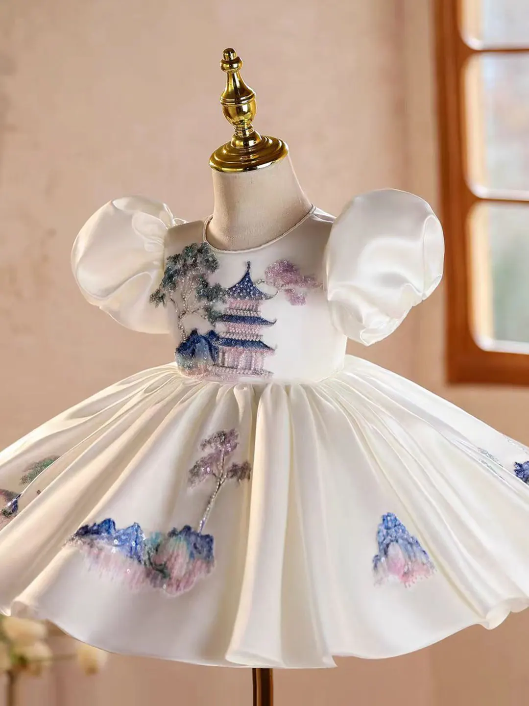 ジルウィッシュ J845 高級ホワイトガールズドレス 刺繍サテン 膝丈 子供用 結婚式 誕生日パーティー ページェント ボールガウン