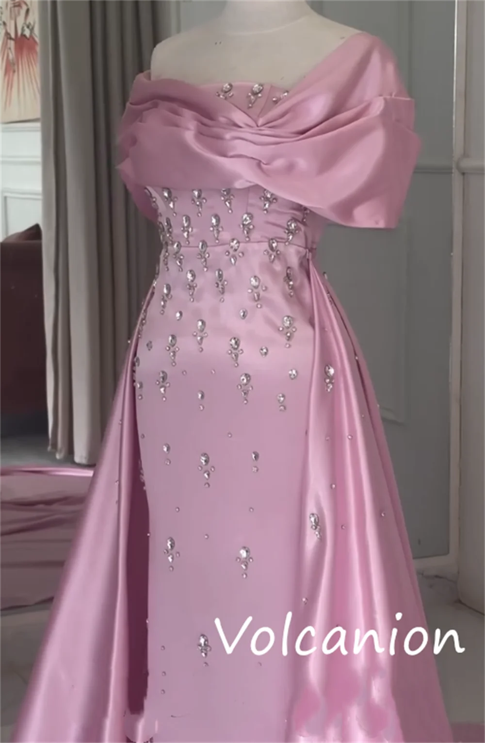 Abiti lunghi dritti con spalle scoperte e pieghe con paillettes Charmeuse classiche alla moda personalizzate Occasioni su misura Sexy