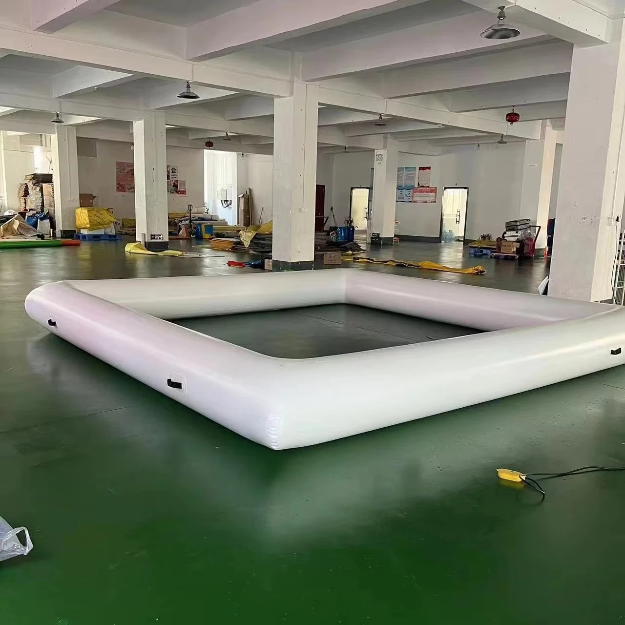 مسار سيارة ممتص للصدمات أبيض قابل للنفخ بدون قاع مسار كارت قابل للنفخ 16.5 × 16.5 قدم.