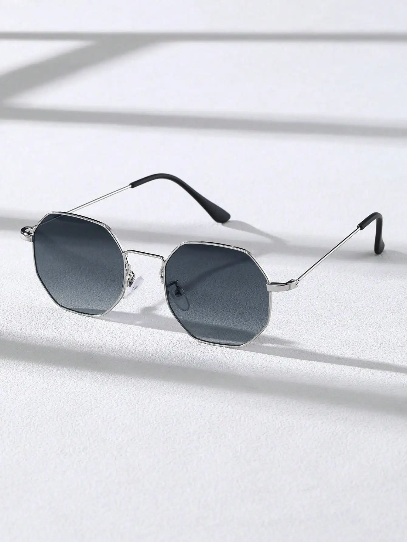 1 Pair Of Unisex Routine Fashion Sunglasses With a Metal Geometric Frame